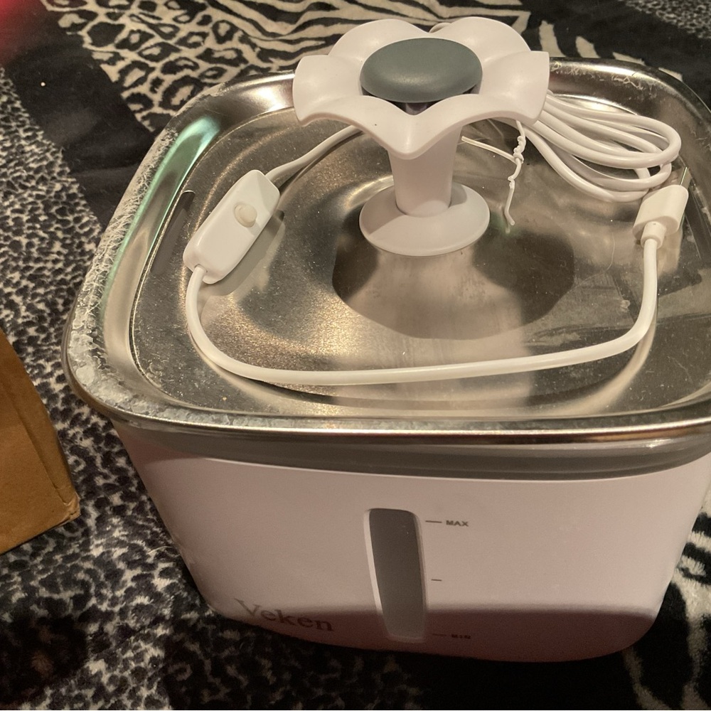 Cat water fountain